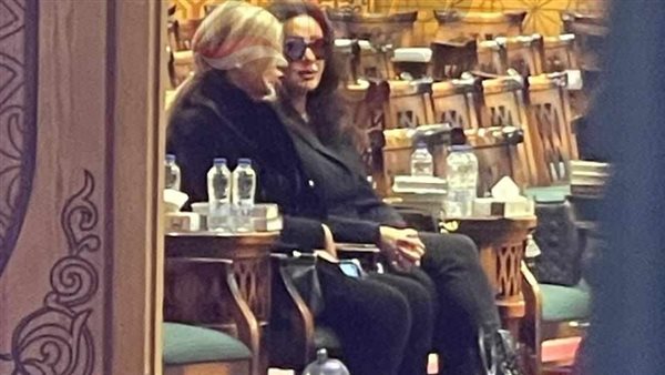 لطيفة في عزاء والدتها