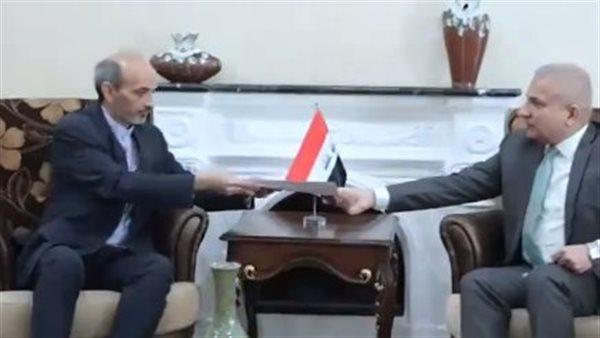 لحظة تسليم مذكرة