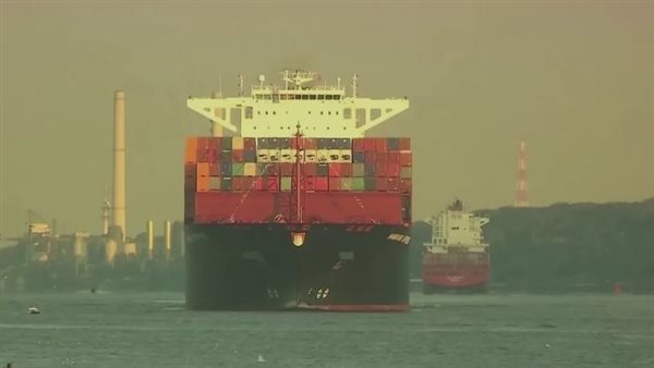 سفينة تمر فى البحر