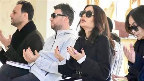 لطيفة في عزاء والدتها