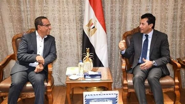 أشرف صبحي مع رئيس