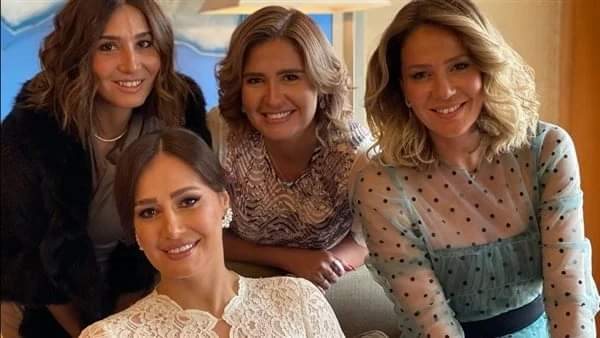 مايا شيحة رفقة شقيقاتها