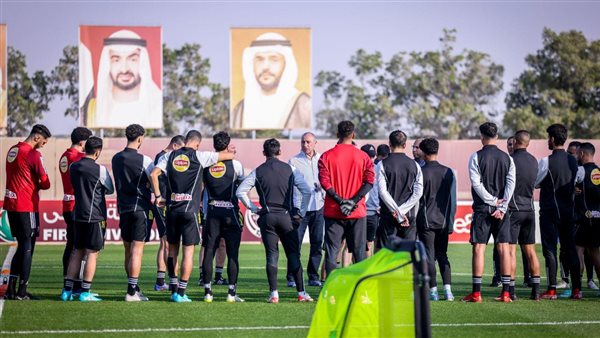 الخطيب مع لاعبي الأهلي