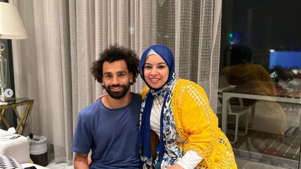 محمد صلاح رفقة شقيقته