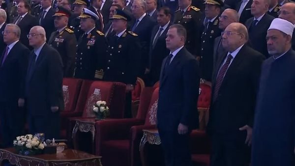 السيسي يطلب الوقوف