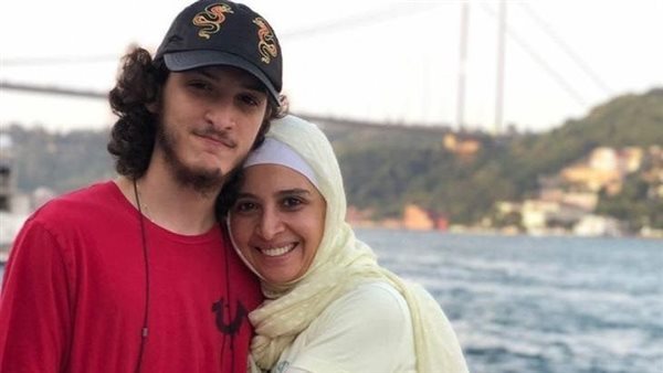 حنان ترك وابنها