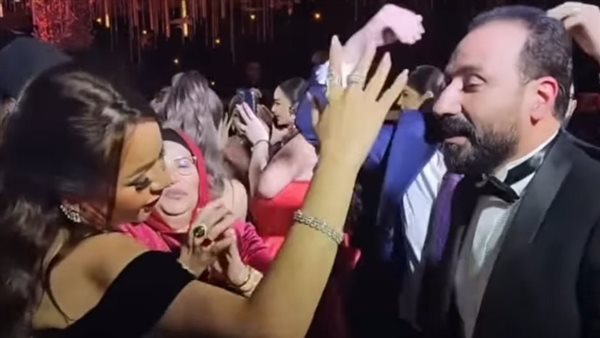 أسما إبراهيم وشقيقها