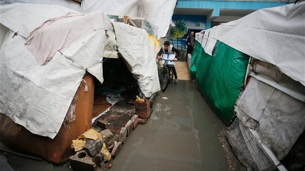 طفل بحوذته صندوق