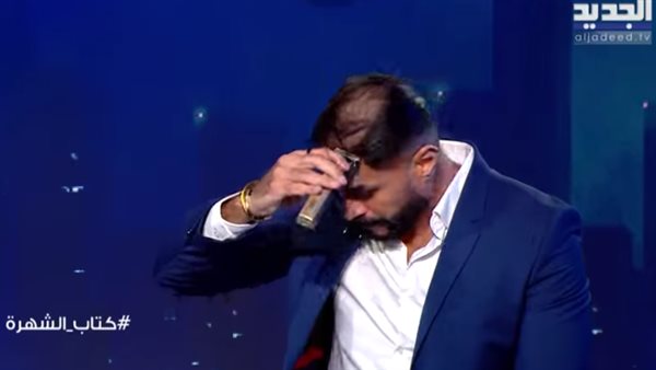 خالد سليم يحلق شعره