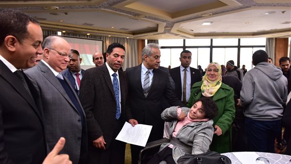 وزير العمل يسلم 100