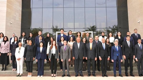 شكري مع دفعة الدبلوماسيين