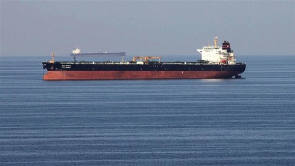 سفينة في البحر الأحمر