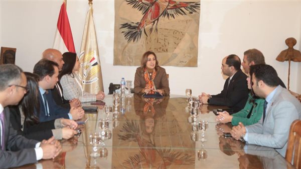 وزيرة الثقافة مع