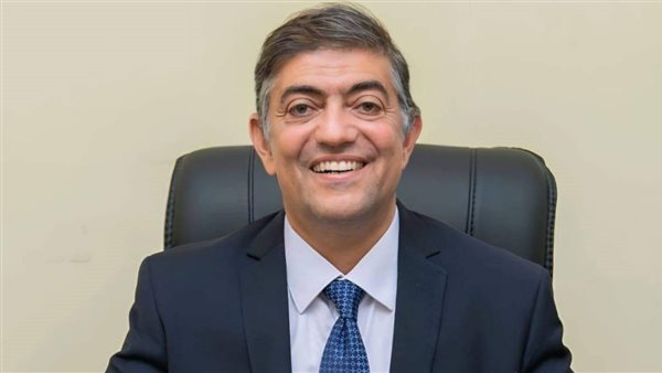 الدكتور هشام عبدالعزيز