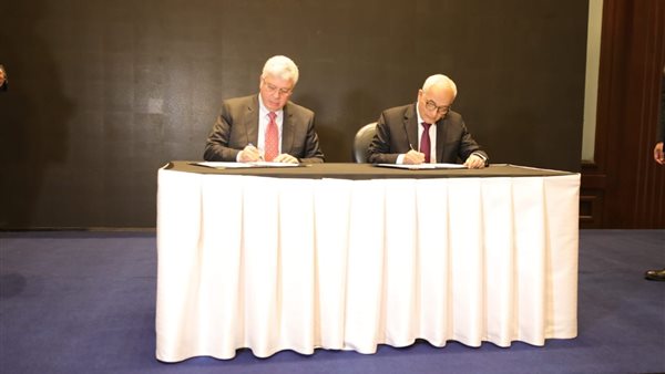 جانب من توقيع البروتوكول 