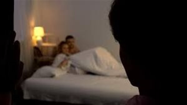 زوج يضبط زوجته -