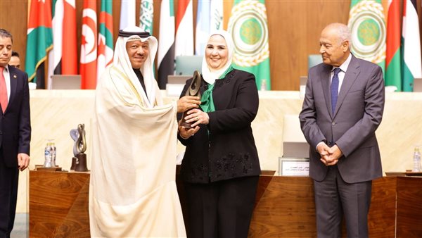 وزيرة الهجرة 