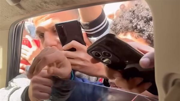 محمد رمضان وسط حشود