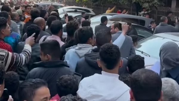 احتشاد الجمهور حول