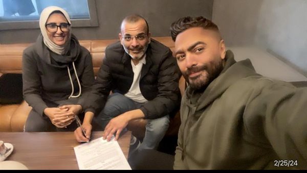 تامر حسني يتعاقد