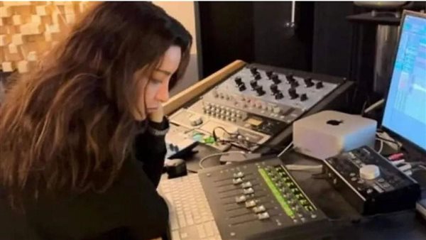 الفنانة لطيفة 