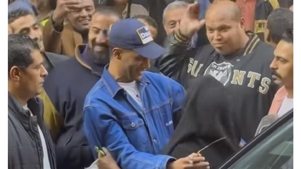 احتشاد الجمهور حول