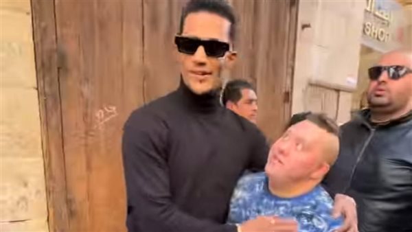 محمد رمضان وأحد جمهوره