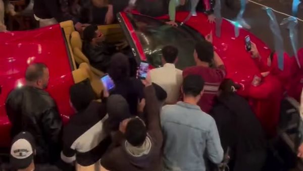 احتشاد الجمهور حول