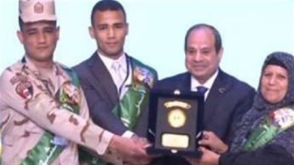 الرئيس يكرم عدد من