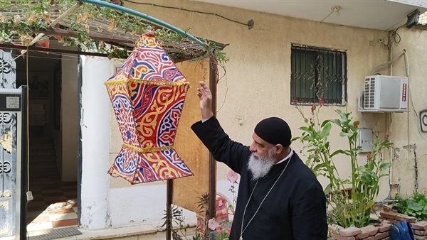 قس مصري يعلق زينة