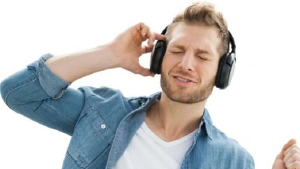 سماع الأغاني في نهار