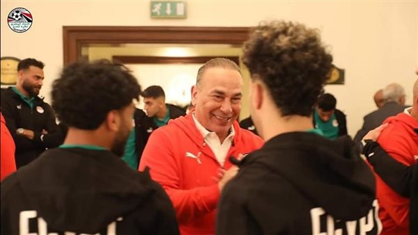 إبراهيم حسن مع لاعبي