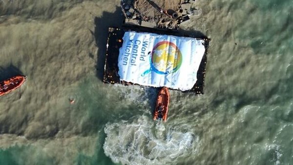 تفريغ حمولة أول سفينة