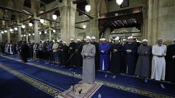 . الآلاف يؤدون صلاتي