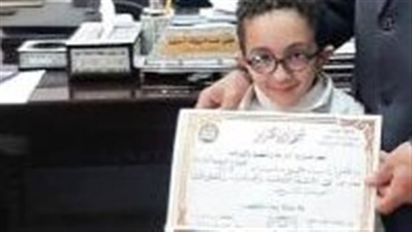 التعليم تكرم طالب