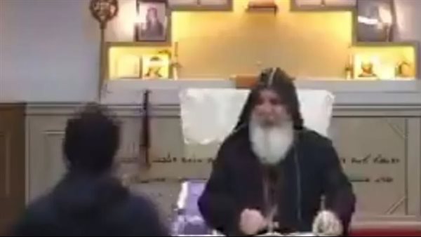 لحظة طعن كاهن كنيسة