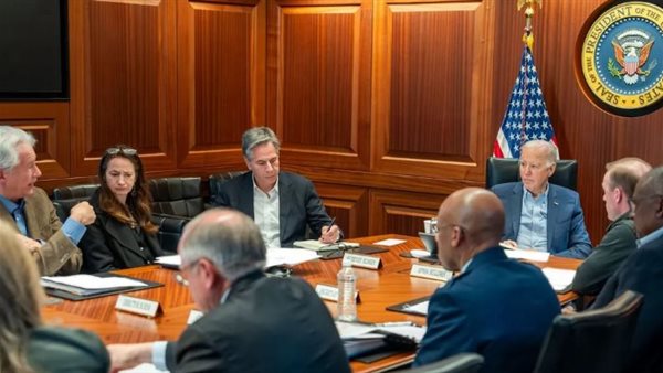 بايدن  من داخل غرفة