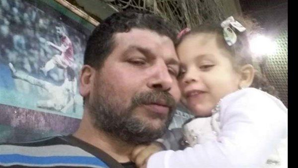 المجني عليه مع طفلته