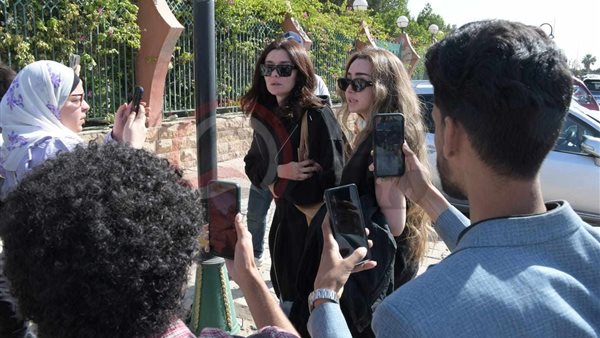 نجوم الفن في جنازة