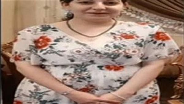 طالبة الفستان المكشوف