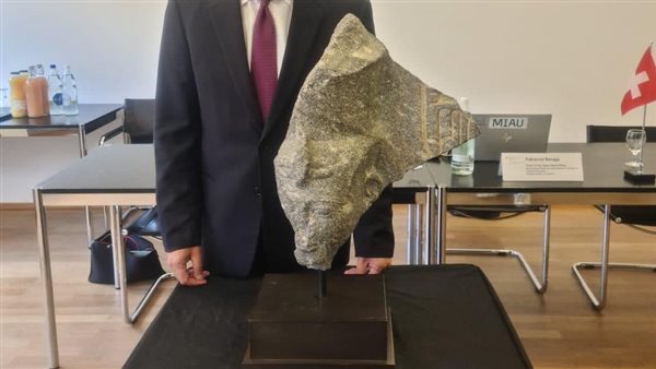 رأس من تمثال الملك