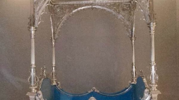 سرير من الفضة 