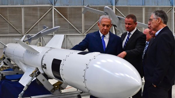 نتنياهو يتفقد صاروخًا