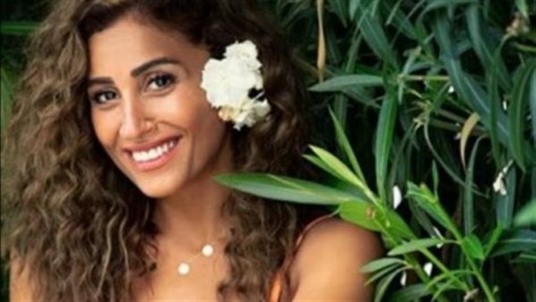 الفنانة دينا الشربيني