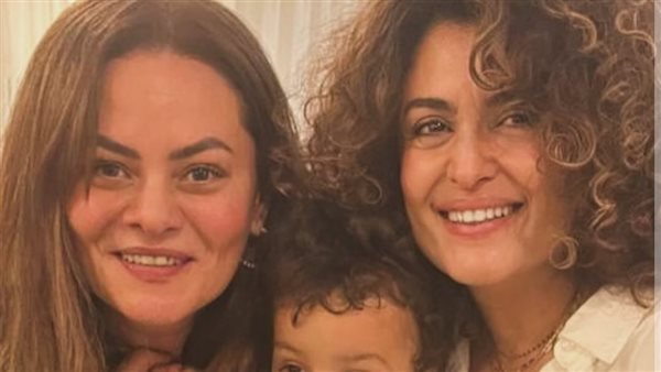 كاملة أبو ذكري وحفيدها