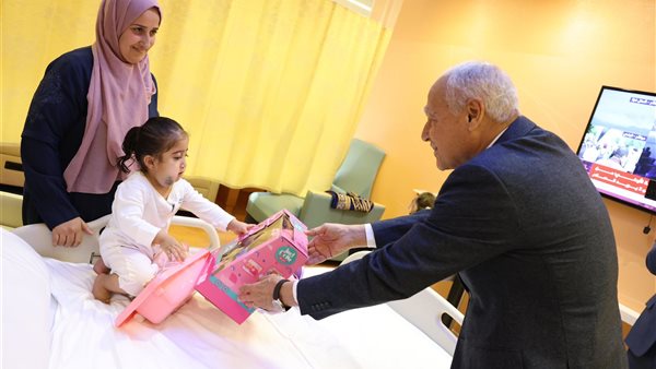 أبو الغيط يزور أطفال