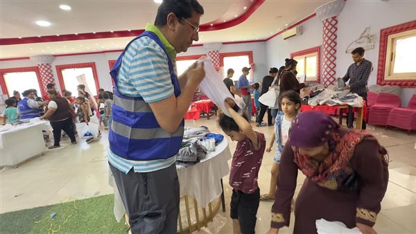 توزيع ملابس على ٥