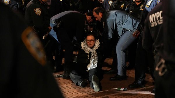 لحظة توقيف أشخاص