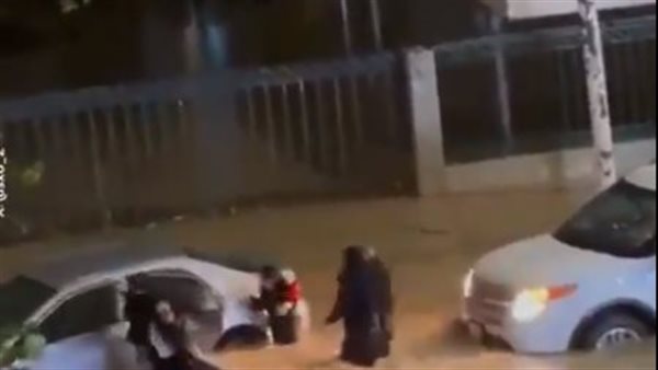 لحظة إنقاذ فتاة عائلة