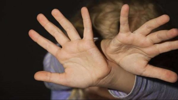 مصرع طفلة على يد